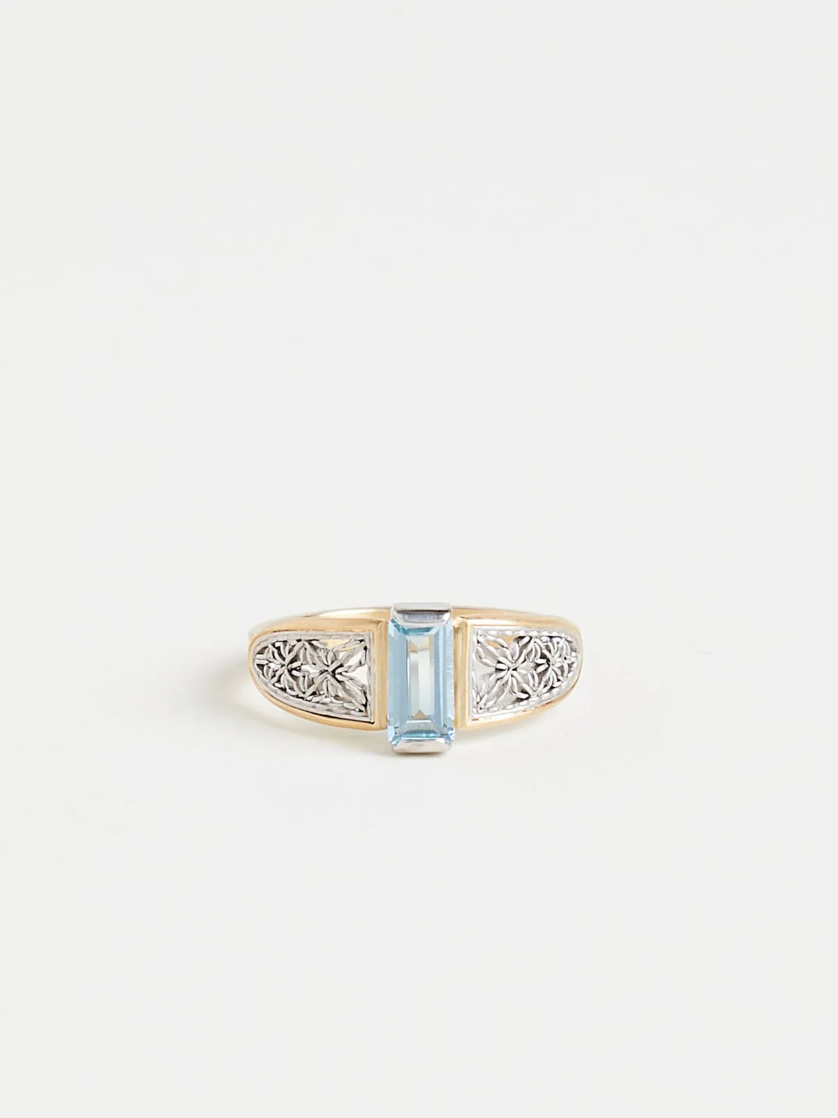 Aquamarine Ring in 18k Yellow Gold with Platinum