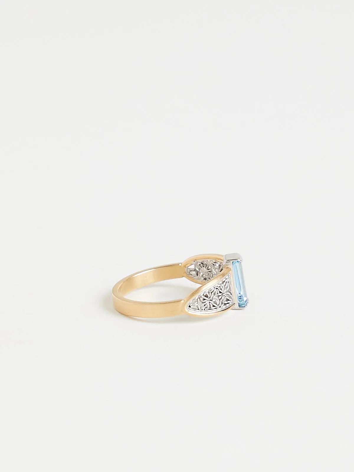 Aquamarine Ring in 18k Yellow Gold with Platinum