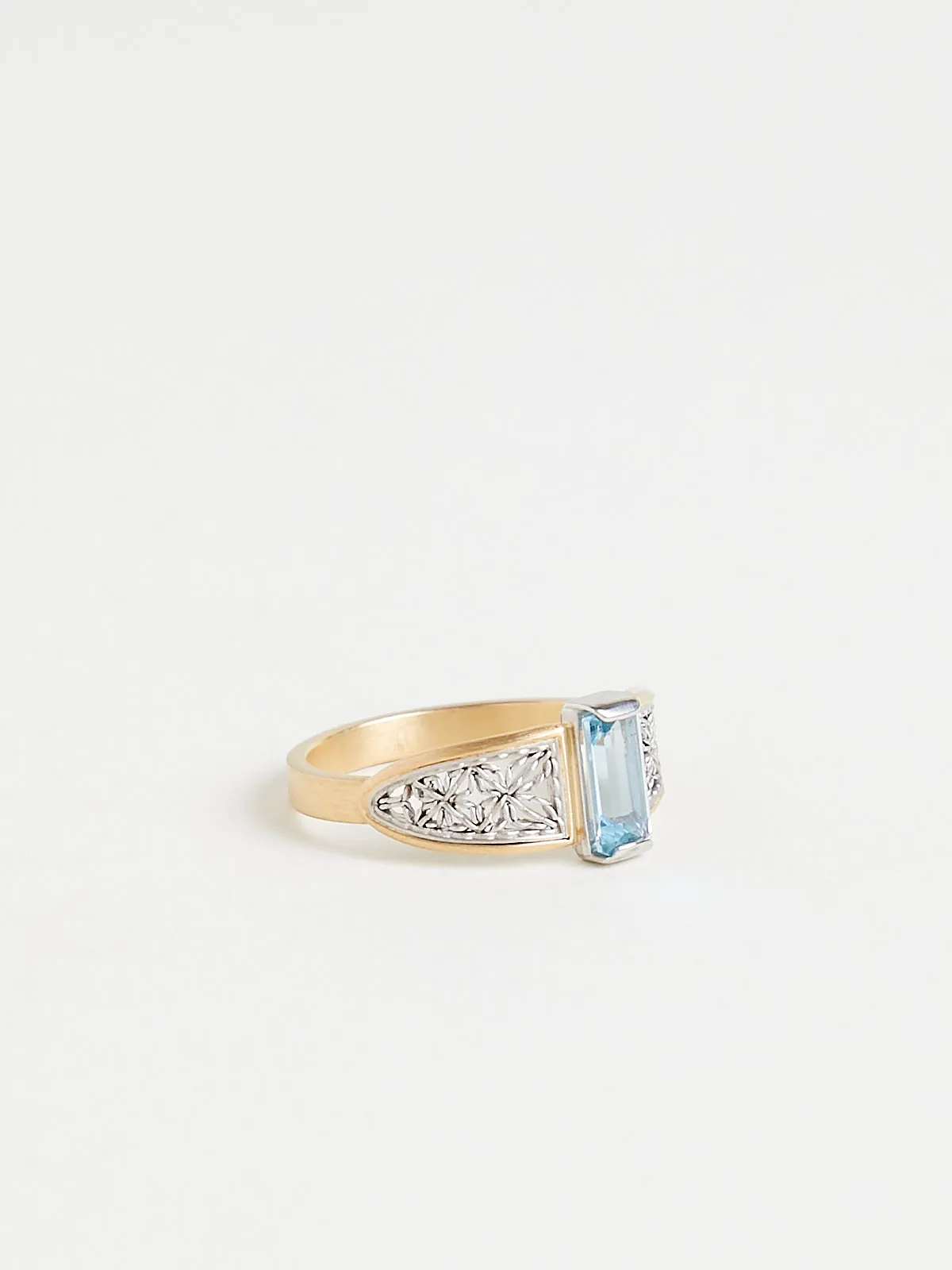 Aquamarine Ring in 18k Yellow Gold with Platinum