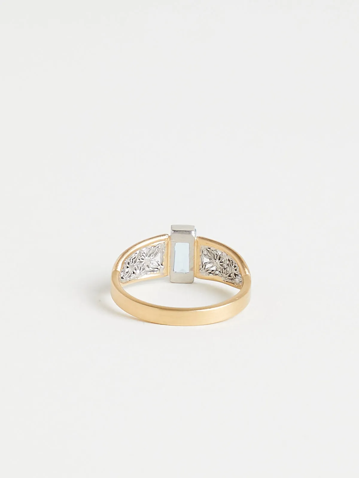 Aquamarine Ring in 18k Yellow Gold with Platinum